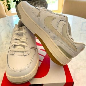 NEW! NIKE GAMMA FORCE WHITE SNEAKERS (Sz 9)